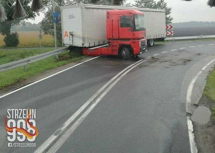 Ciężarówka wypadła z drogi