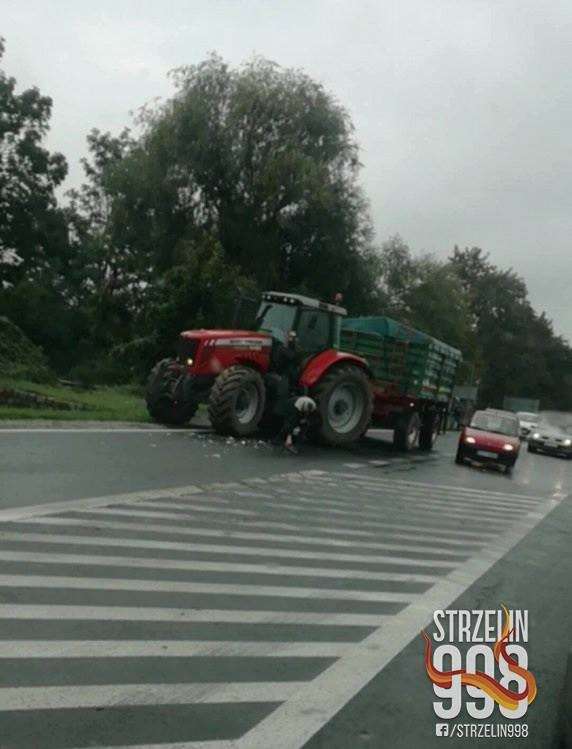 Auto ciężarowe zderzyło się z ciągnikiem