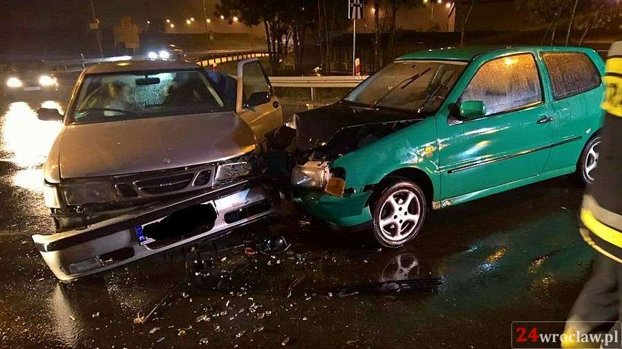 Zderzenie dwóch aut na zjeździe z autostrady A4 