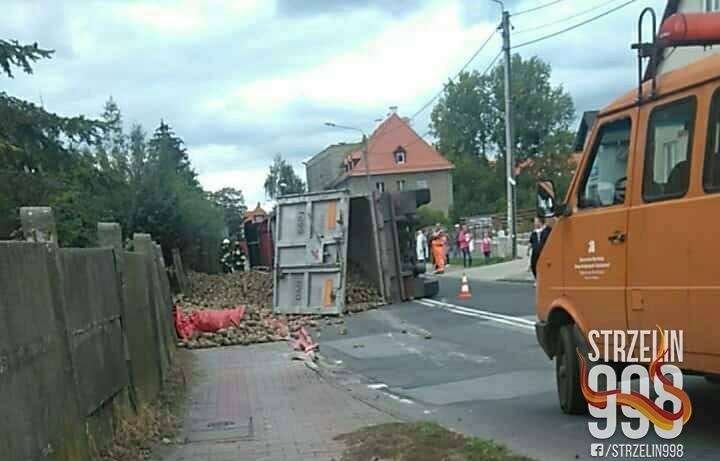 Przewróciła się ciężarówka przewożąca buraki