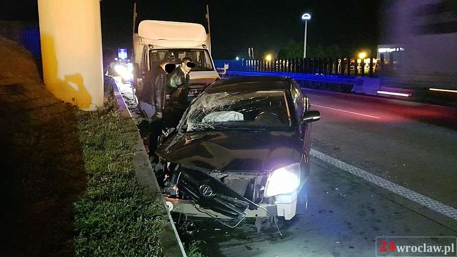 Dwa auta zderzyły się w nocy na autostradzie A4