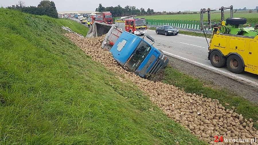 Na autostradzie A4 przewróciła się ciężarówka z burakami