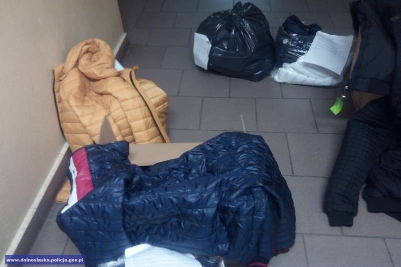 Policjanci przechwycili tytoń bez polskich znaków akcyzy i kurtki z podrobionym znakiem towarowym