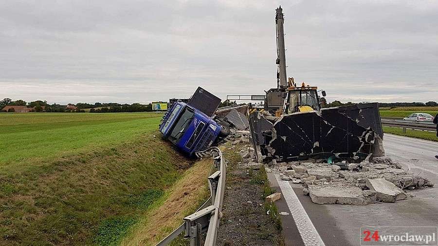 Auto ciężarowe w rowie. Autostrada A4 zablokowana