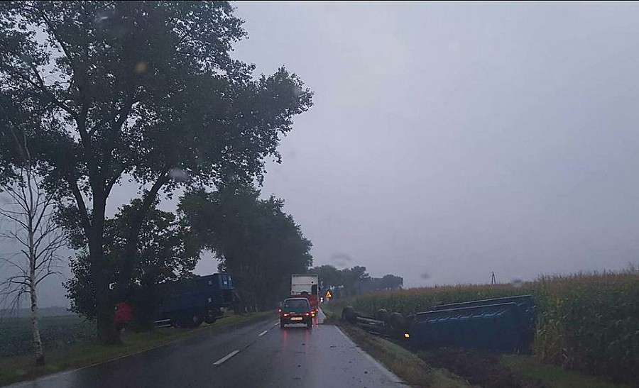 Ciężarówka w rowie