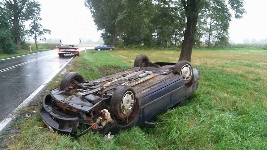 Kobieta ranna po dachowaniu auta
