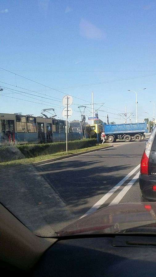 Ciężarówka zderzyła się z tramwajem