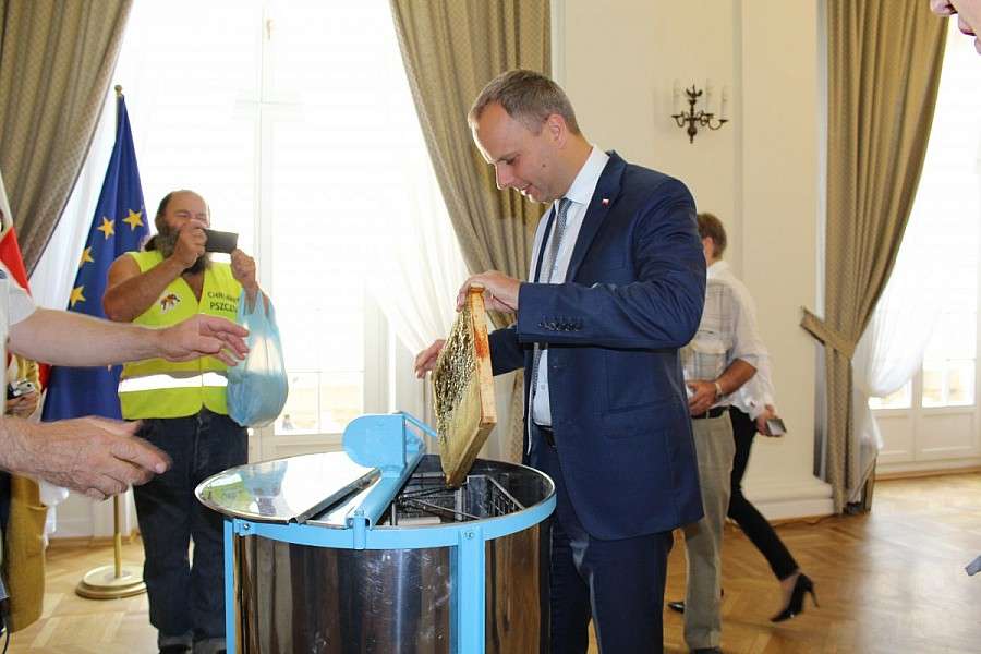 Miód z pasieki Dolnośląskiego Urzędu Wojewódzkiego