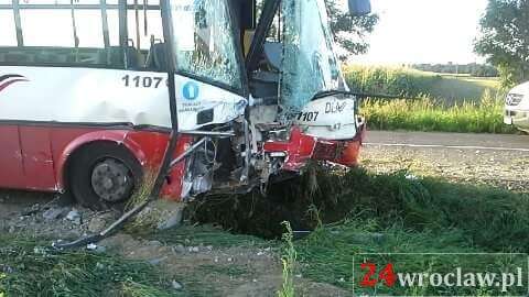 Wypadek autobusu pod Wrocławiem - 14 osób rannych!