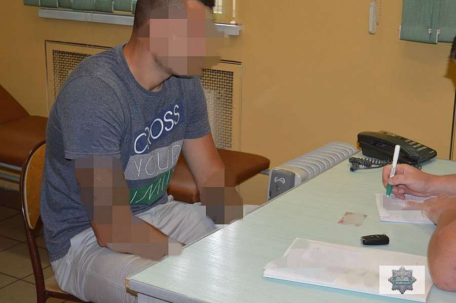 Narkotyki i nielegalny tytoń ukrył w lodówce