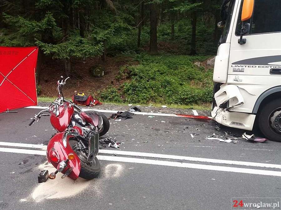 Wypadek pod Szklarską Porębą. Motocyklista zmarł w szpitalu