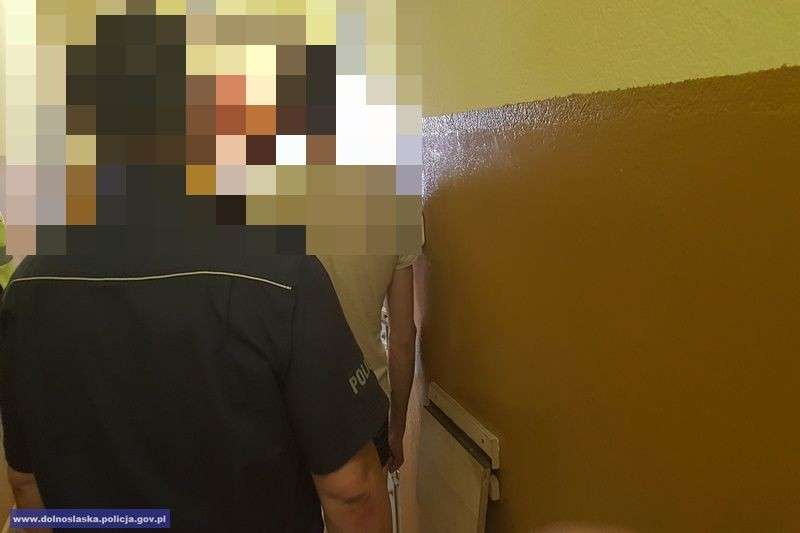 Policjanci po pościgu zatrzymali nietrzeźwego kierowcę, który ukradł samochód