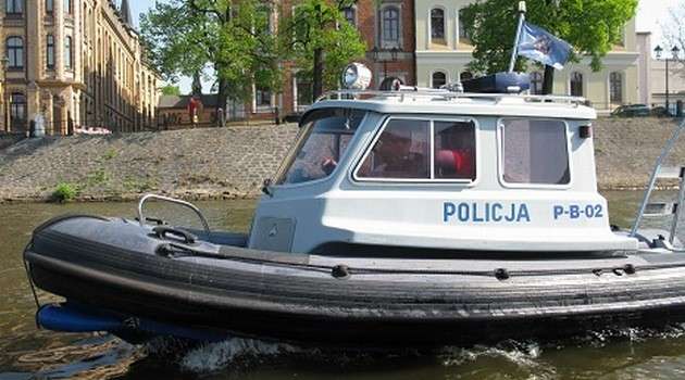 Policjanci uratowali mężczyznę z Odry, który „pływał” na szlaku żeglownym