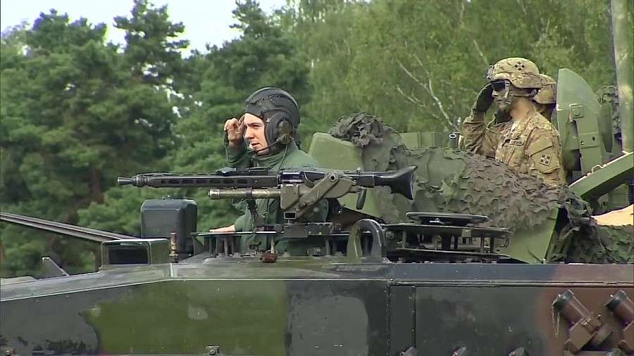 Defilada i mecz piłki nożnej. Obchody święta 10 Brygady Kawalerii Pancernej