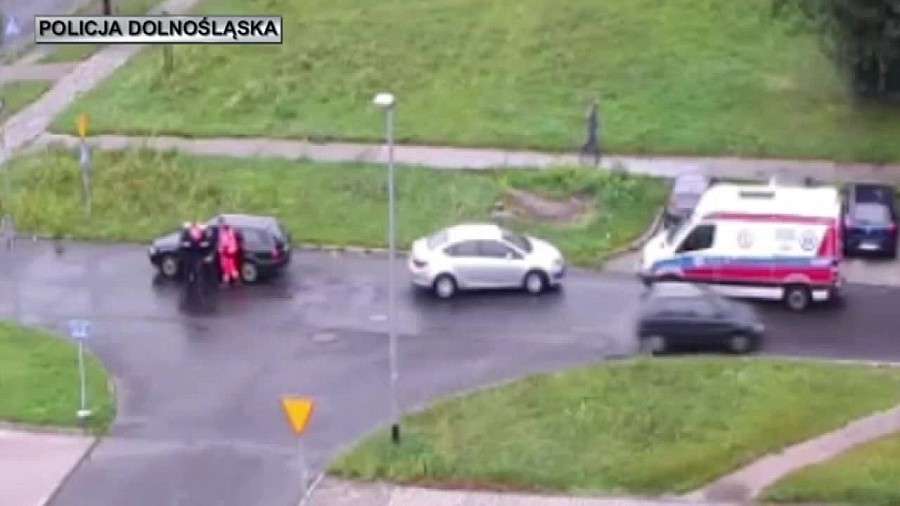 Wjechał na skrzyżowanie i zasłabł. Blokował ruch, nikt mu nie pomógł