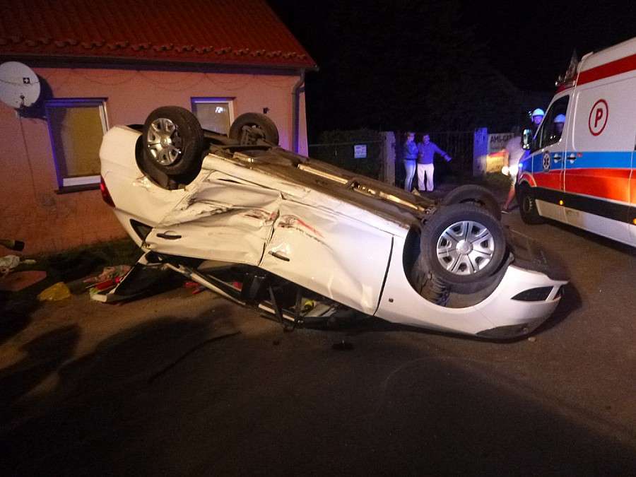Wypadek w miejscowości Wilczyce. Samochód osobowy dachował