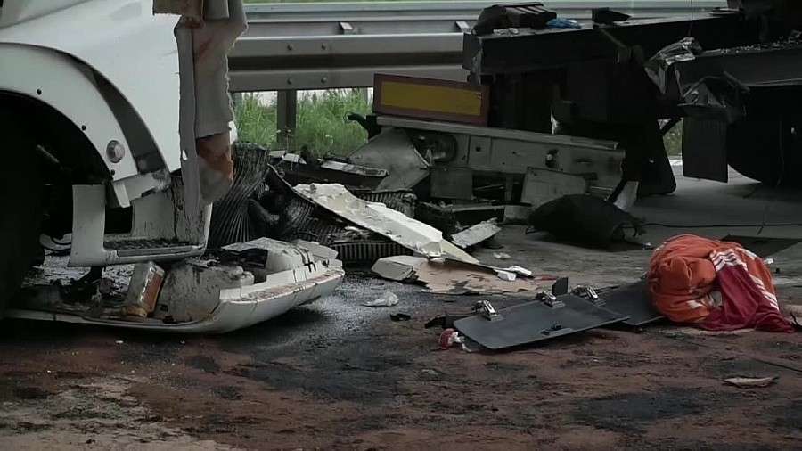 Jeden zabity, jeden ranny. Na A4 tir uderzył w cysternę