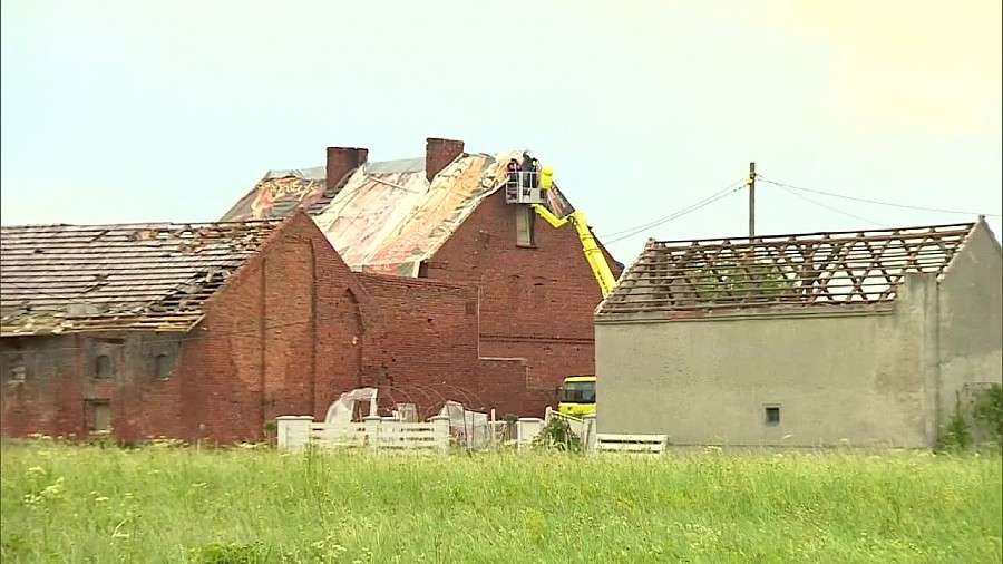 Powalone drzewa, zniszczone budynki. Sztab kryzysowy po nawałnicy