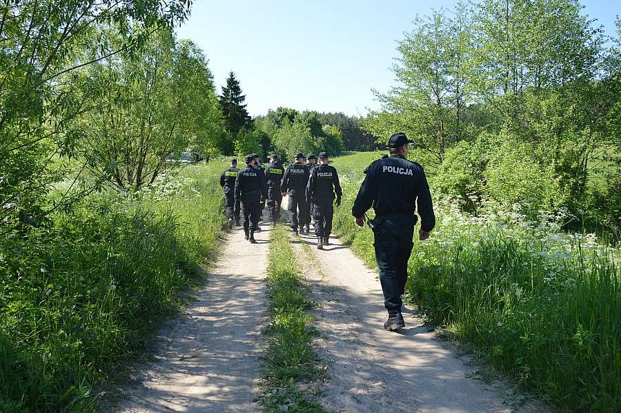 Policjanci odnaleźli w lesie zaginionego 17 – latka 