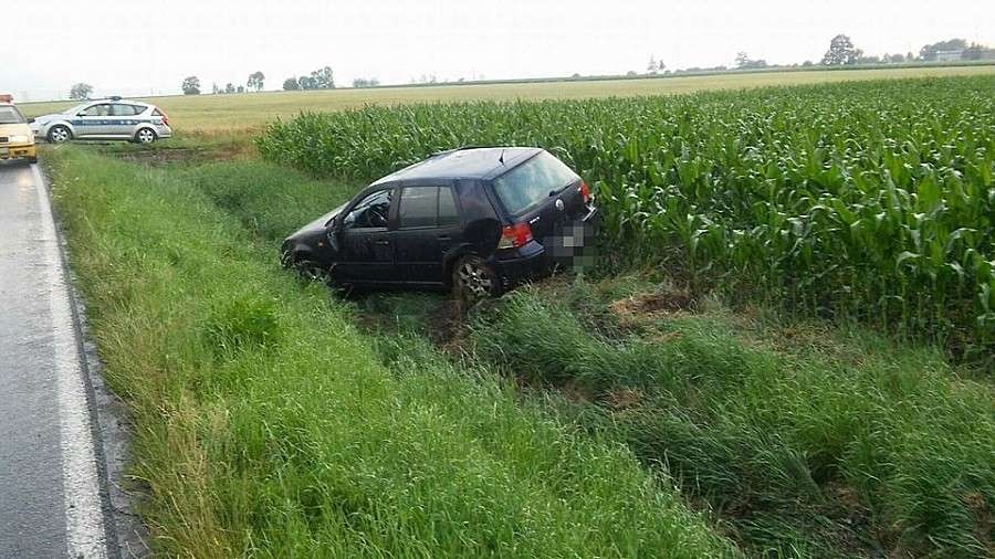 Volkswagen wypadł z drogi na trasie Wrocław - Strzelin