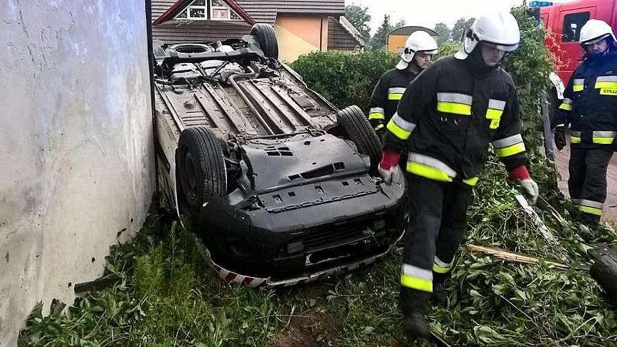 Wpadł w poślizg i dachował na prywatnej posesji