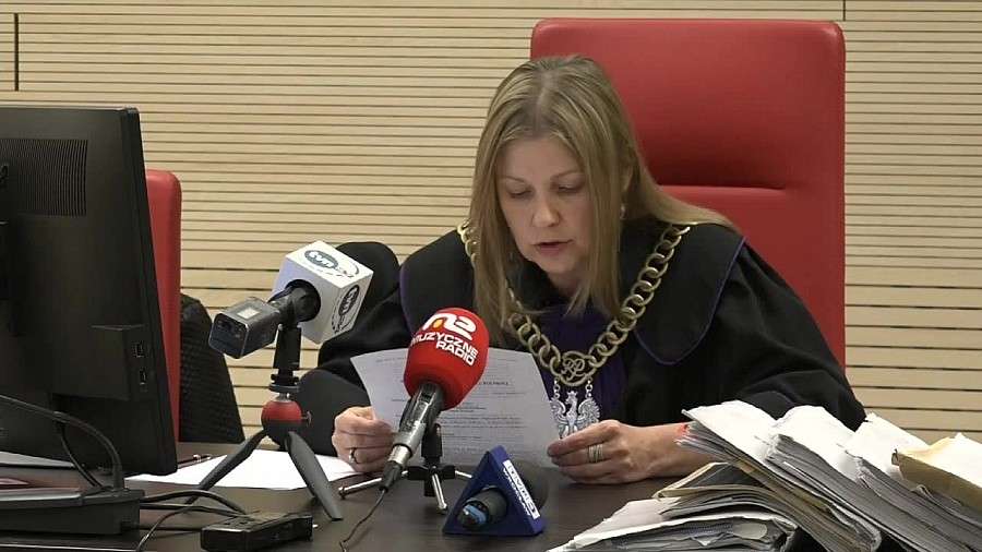 Łomem zaatakowali klienta baru. Jeden policjant uniewinniony, drugi z wyrokiem