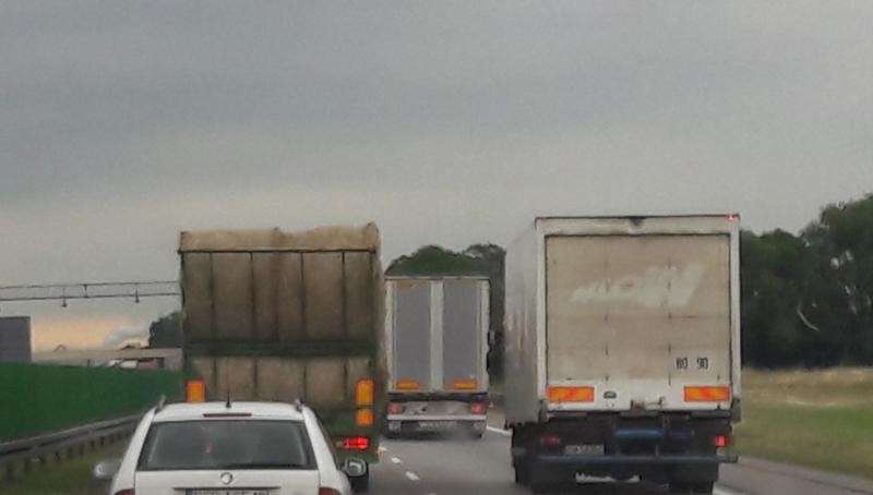 Nie wszyscy kierowcy ciężarówek stosują się do zakazu wyprzedzania na A4