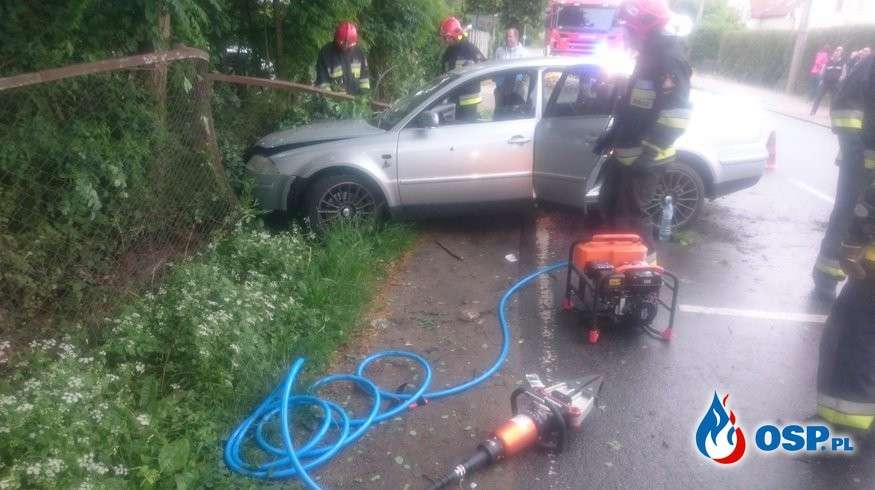 AUTO OSOBOWE WBIŁO SIĘ W OGRODZENIE