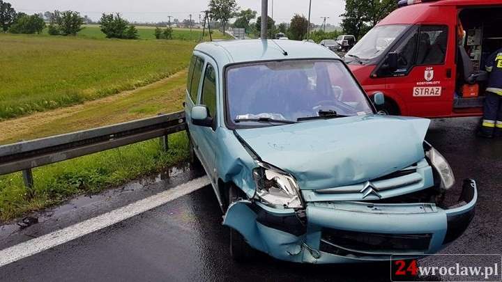 Zderzenie dwóch aut na wjeździe na autostradę A4