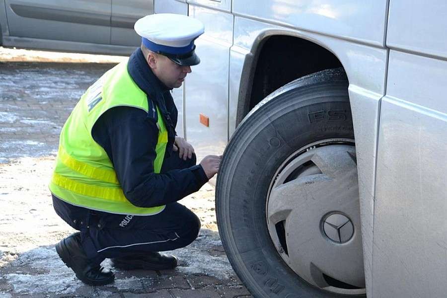 40 dzieci nie pojechało na wycieczkę do Wrocławia - autokar z usterkami, a kierowca zatrzymany za ła