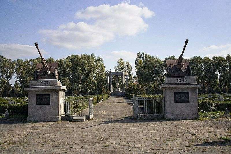 Historie z Festung Breslau - poznaj Cmentarz Oficerów Radzieckich