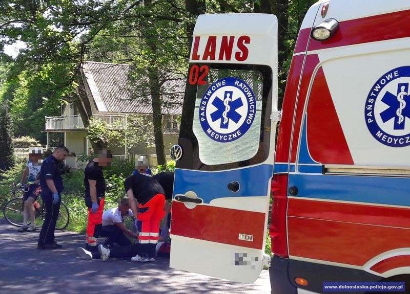 Spadła z roweru uderzając głową w jezdnię