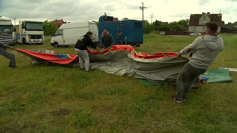 Silny wiatr przewrócił dmuchany zamek. Czterolatek wśród poszkodowanych