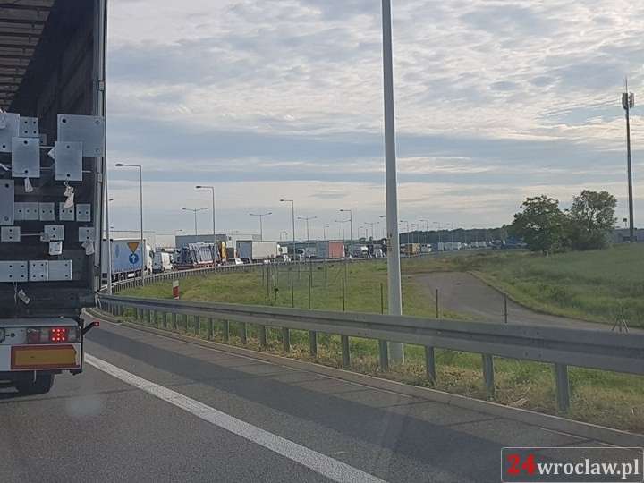 Ogromny korek na A4