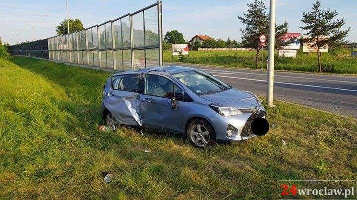 Zderzenie trzech aut. Dwie osoby w szpitalu.