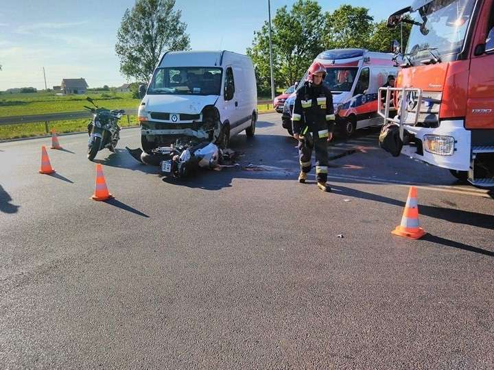 Motocyklista zderzył się z busem