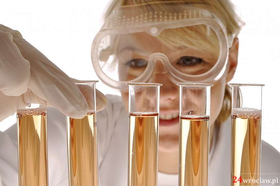 Poczuj chemię do nauk ścisłych! Dzień Chemika w HUMANITARIUM