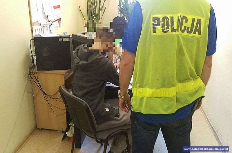 Policjanci rozbili zorganizowaną grupę przestępczą zajmującą się wyłudzaniem pieniędzy