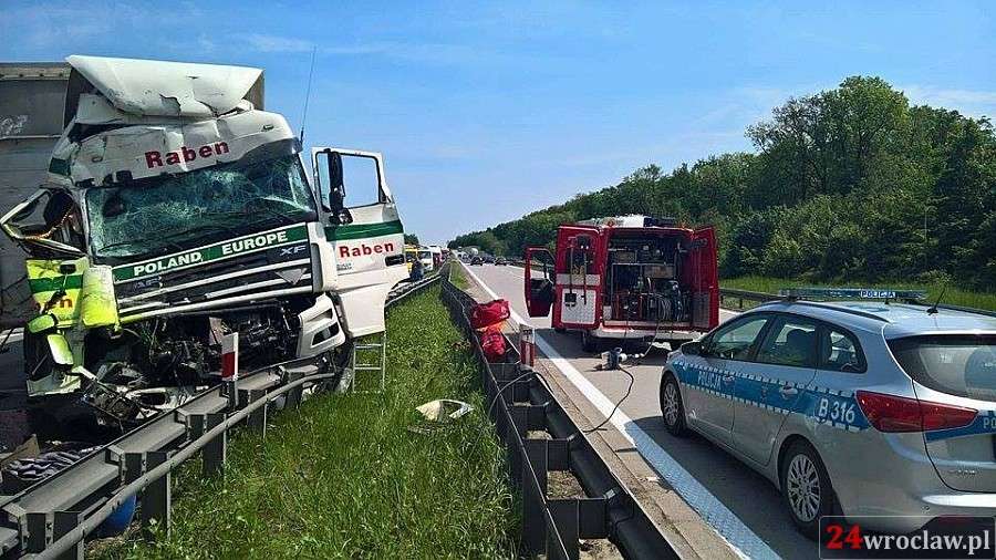 Zderzenie dwóch ciężarówek na A4. Jeden z kierowców uwięziony w kabinie.