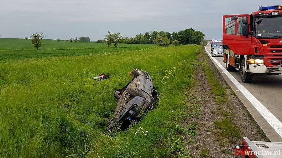 Dachowanie na autostradzie A4 pod Wrocławiem