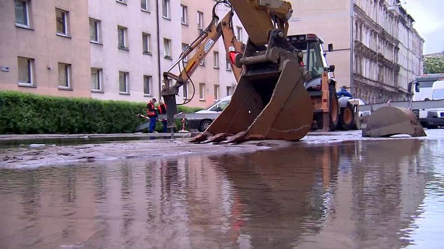 Awaria magistrali wodociągowej we Wrocławiu. Zalana ulica i obniżone ciśnienie wody w całym mieście