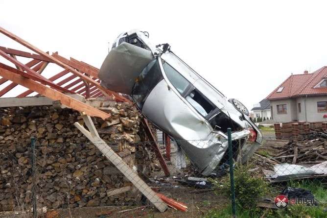 Auto wylądowało na szopie z drzewem