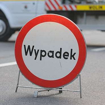 Wyprzedził na łuku drogi, uderzył w barierę energochłonną, a następnie ... zasnął za kierownicą.