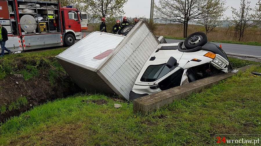 Ciężarówka wpadła do przepustu wodnego