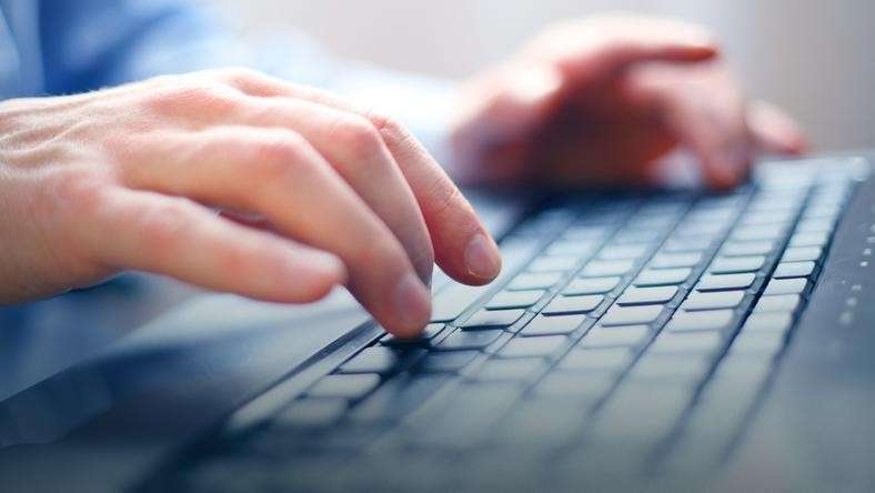 Przy sprzedaży internetowej oszukał klientkę
