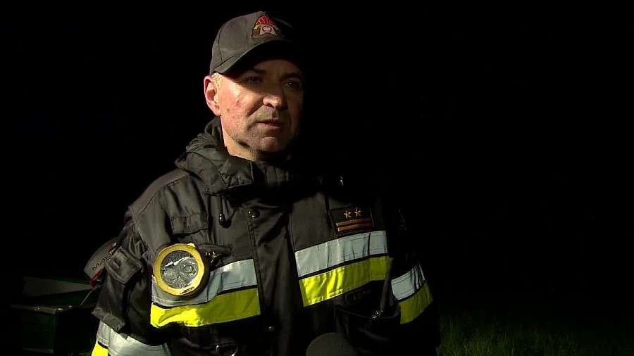 Rozbili biwak i zostali odcięci przez wezbraną rzekę. Uratowali ich strażacy