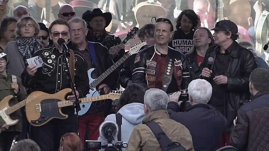 Kilka tysięcy gitarzystów zagrało na wrocławskim rynku.