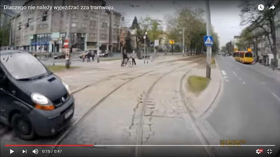 Dlaczego nie należy wyjeżdżać zza tramwaju.