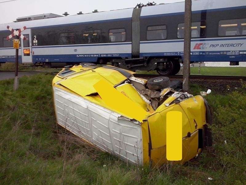 Zderzenie pociągu z dostawczym busem na niestrzeżonym przejeździe kolejowym w Cieszkowie