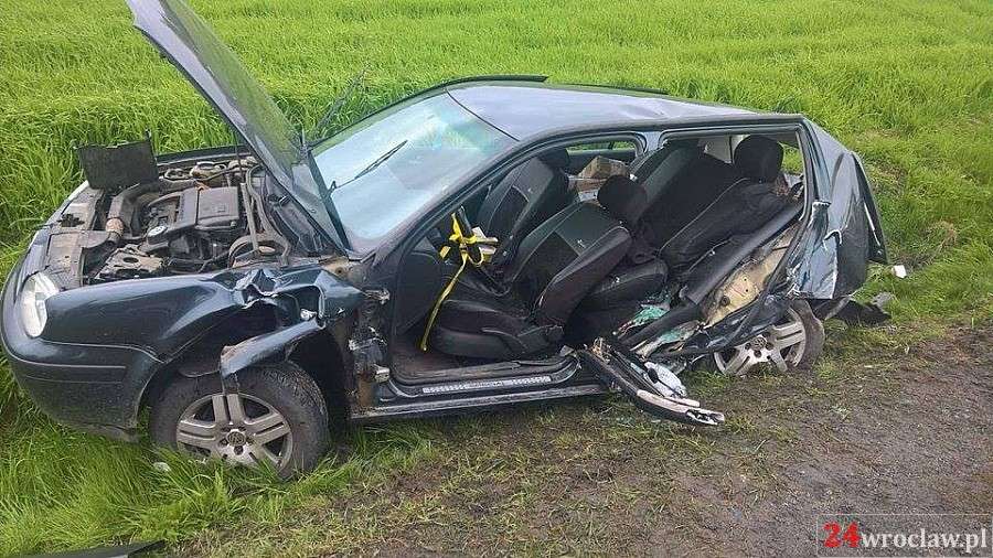 Jedna osoba uwięziona w rozbitym aucie po zderzeniu dwóch samochodów